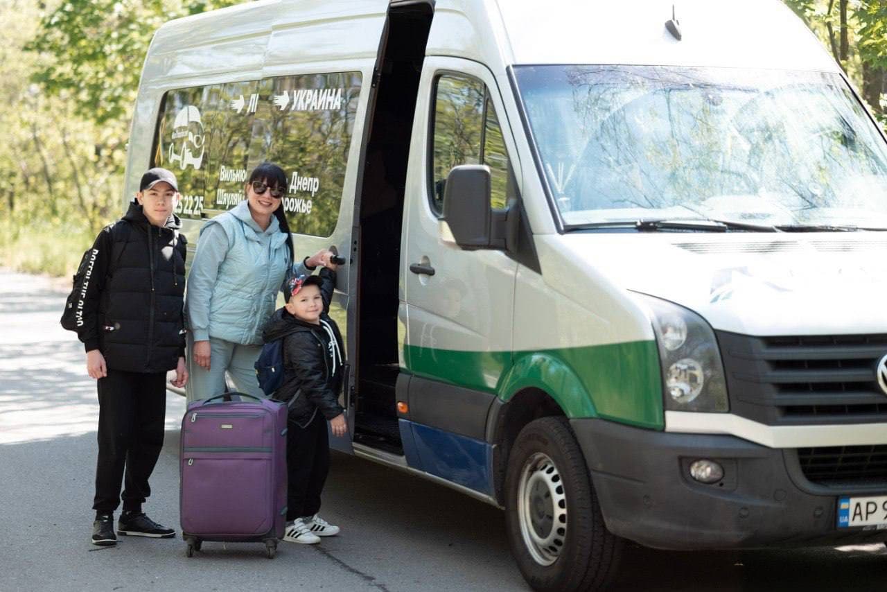 A family with kids by the AlexTransfer minibus