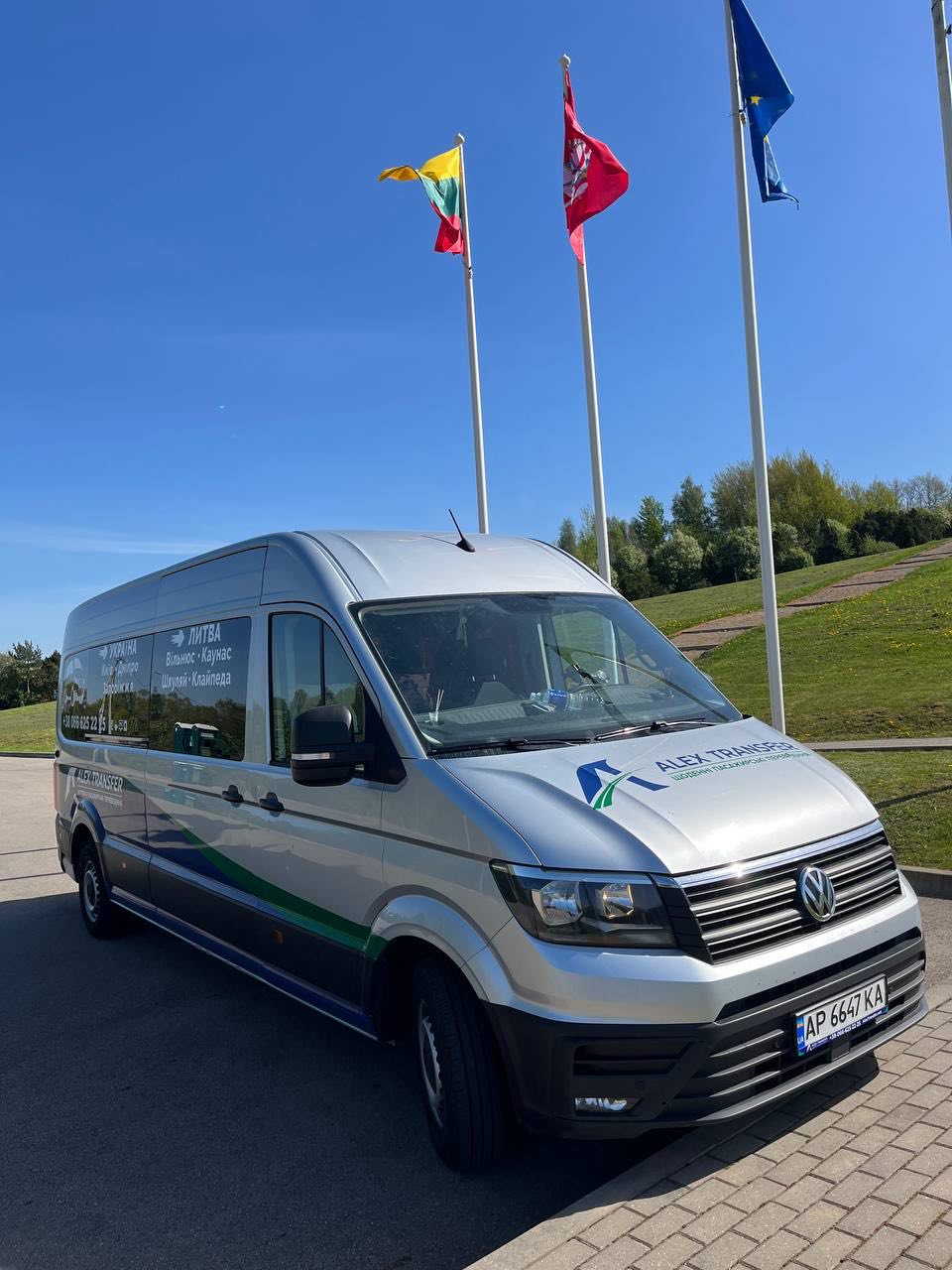 AlexTransfer VW Crafter перед флагами Литви та ЄС